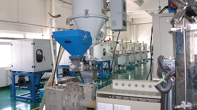 注塑機或擠出機上配套<i style='color:red'>色母機</i>時怎樣確定色母的使用比例？